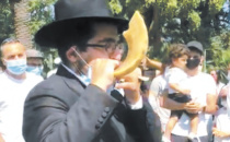 Hundreds Gather for Rosh Hashanah Observance at Beverly Hills Park
