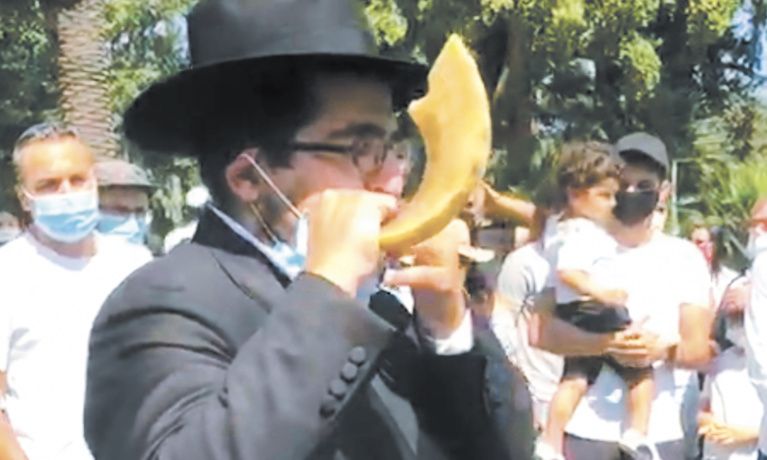 Hundreds Gather for Rosh Hashanah Observance at Beverly Hills Park