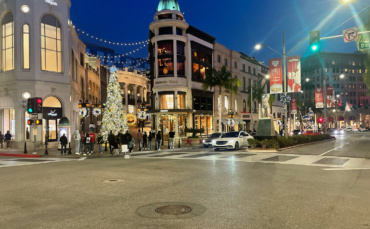 Holiday Lights Dazzle Large Crowd on Rodeo Drive