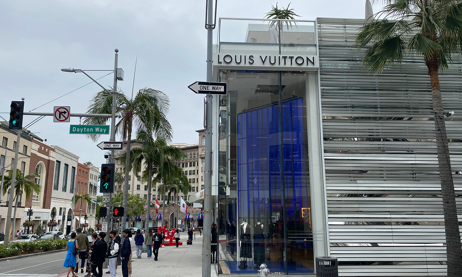 Louis Vuitton store robbed on Rodeo Drive in Beverly Hills