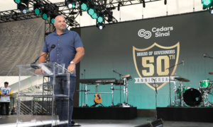  /></p>
<p>Andrew Whitworth accepts his award at the Cedars Sinai Medical Center’s Board of Governors 50th Anniversary Gala at SoFi Stadium on Sunday, August 7, 2022 in Inglewood, CA (photo: Alex J. Berliner/ABImages)</p>
<figure id=