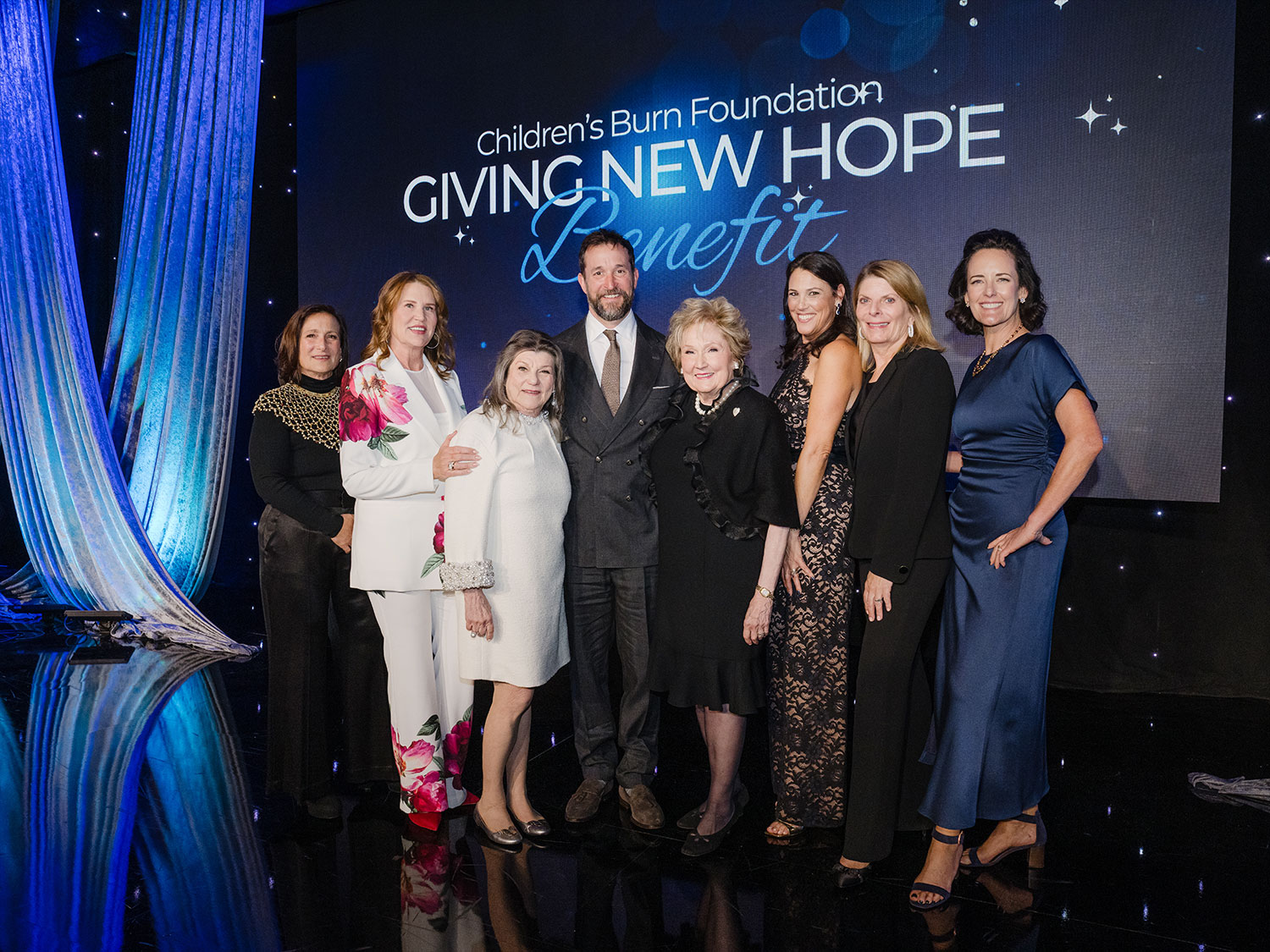 Dana Kitaj, Kandus Simpson, Lynda Fadel, Noah Wyle, Carol Mancino, Jessica Pashkow, Kathy Toppino, and Heidi Jackson at Children’s Burn Foundation’s Giving New Hope Benefit