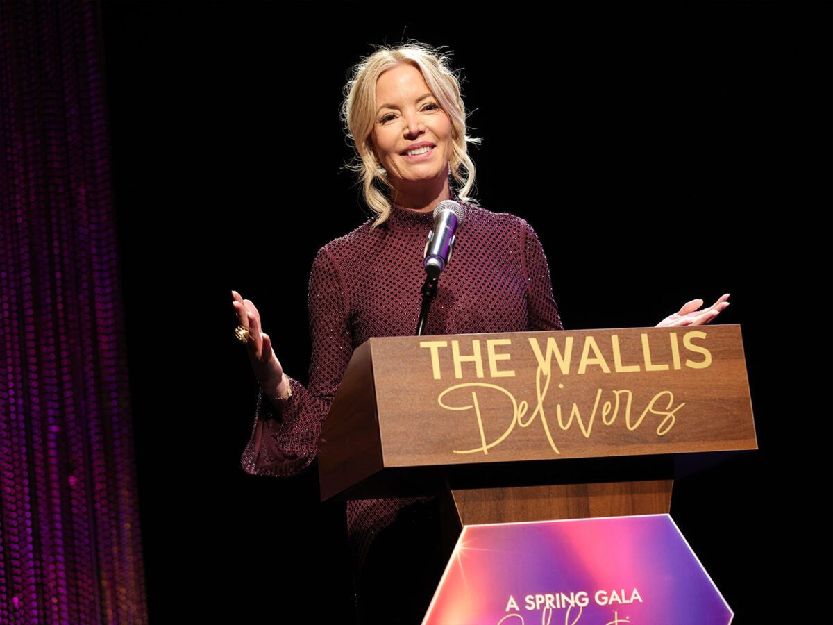 Jeanie Buss receives the 2026 Wallis Icon Award.