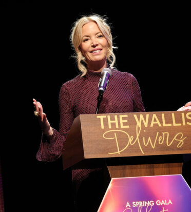 Jeanie Buss receives the 2026 Wallis Icon Award.