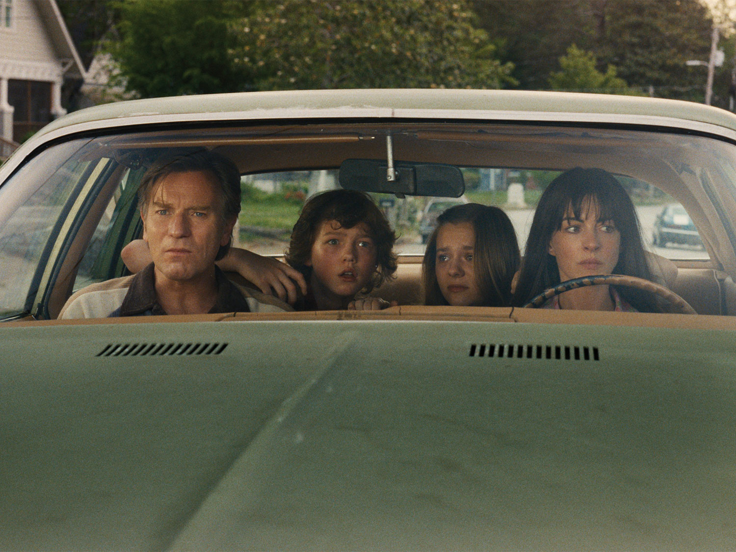 Ewan Mcgregor, Christian Convery, Maisy Stella and Anne Hathaway in “End of Oak Street” Photo Courtesy of Warner Bros. Pictures