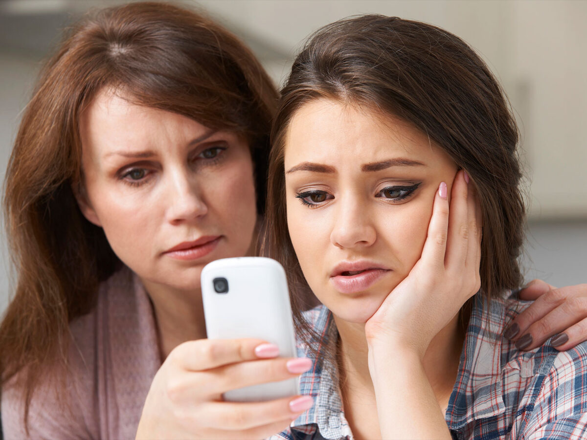 mother comforting daughter being bullied Depositphotos 92754062 XL